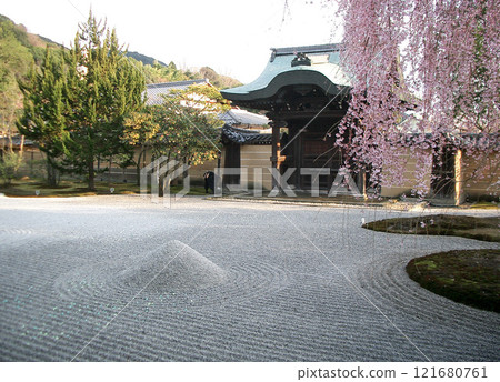 The front garden of Kodaiji Temple in Kyoto 121680761