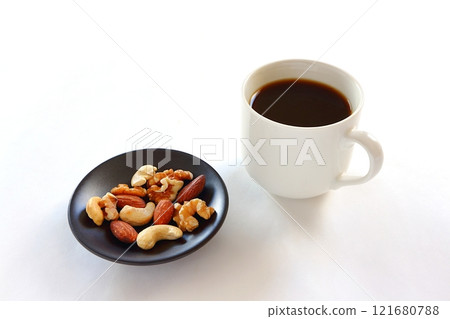 白色背景上的咖啡和混合堅果 121680788