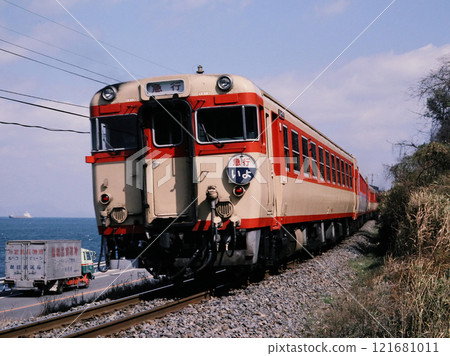 1987年 予贊線淺美站附近行駛的特快列車。 1987年 予贊線淺美站附近行駛的特快列車。 121681011