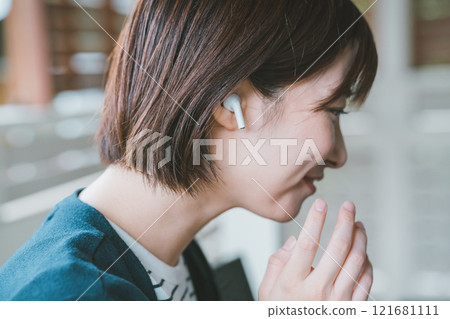 女人戴著無線耳機 121681111