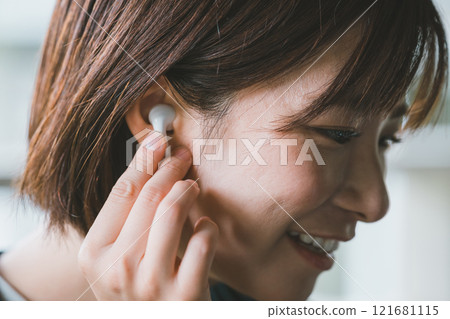 女人戴著無線耳機 121681115