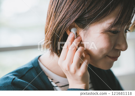 女人戴著無線耳機 121681118