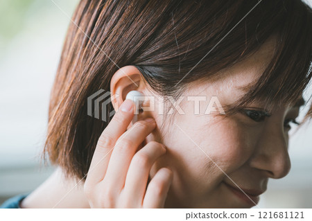 女人戴著無線耳機 女人戴著無線耳機 121681121