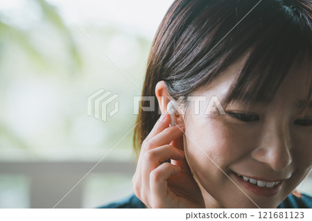 使用無線耳機的女人 121681123