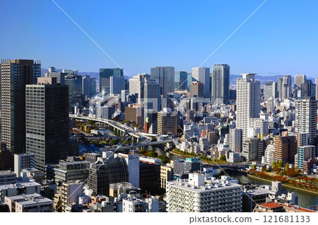 從 The Fine Tower Otemae 的休息室看到大阪的中之島、天滿橋、天滿、北區、中央區和梅田的建築物 121681133