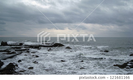 波濤洶湧的日本海和冬天的白浪 波濤洶湧的日本海和冬天的白浪 121681166