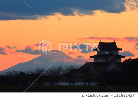 關宿城堡上空的富士紅色夕陽 121681427