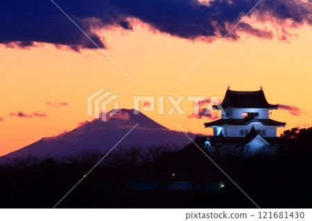 關宿城堡上空的富士紅色夕陽 121681430