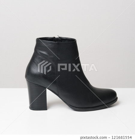 從側面看黑色皮革短靴 121681554