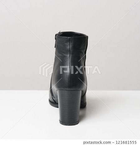 從後面拍攝的黑色皮革短靴 從後面拍攝的黑色皮革短靴 121681555