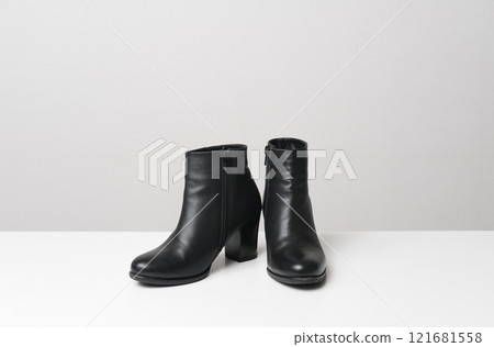 簡約優雅的黑色短靴 簡約優雅的黑色短靴 121681558