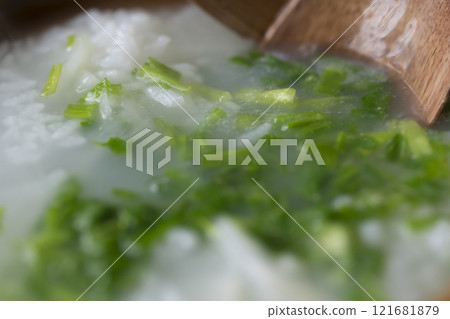 七草粥 用土鍋煮七草粥的烹飪場景 121681879