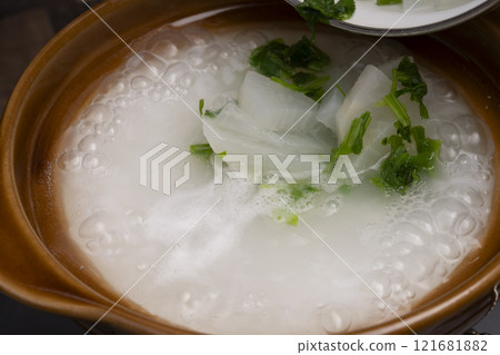 七草粥 用土鍋煮七草粥的烹飪場景 121681882