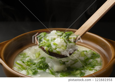 七草粥 用陶鍋煮好後盛在碗裡。 121681958