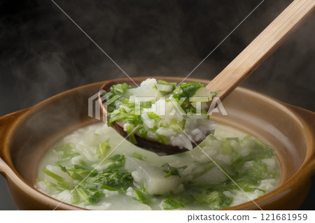 七草粥 用陶鍋煮好後盛在碗裡。 121681959