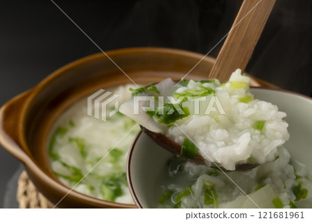 七草粥 用陶鍋煮好後盛在碗裡。 121681961