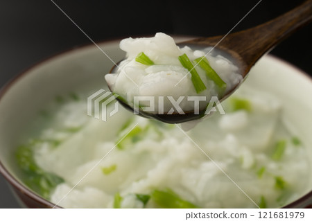 Nanakusa-gayu: Pick up the nanakusa-gayu with a spoon Nanakusa-gayu: Pick up the nanakusa-gayu with a spoon 121681979