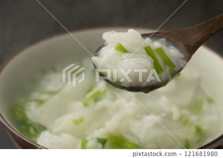 七草粥 用湯匙舀起七草粥 121681980
