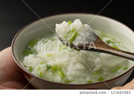 七草粥 用湯匙舀起七草粥 121681981