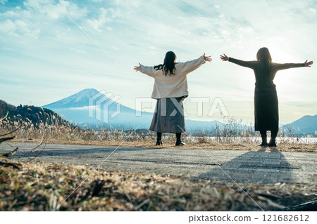 河口湖，富士山，兩個女人張開雙手的後視圖 121682612