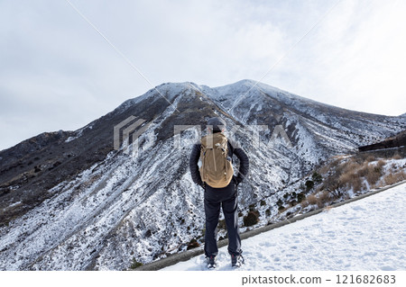 Snow mountain 121682683