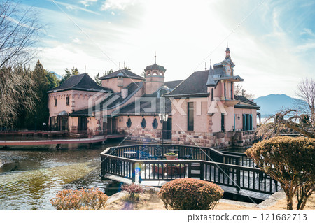 河口湖音樂森林博物館的藍天與歐式建築 121682713