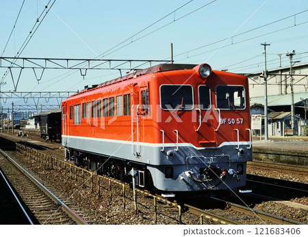 DF50 stopping at Amagasaki Station in 1977 121683406
