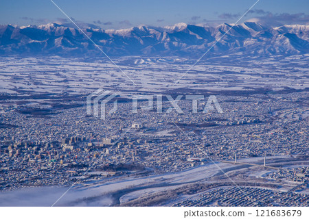 冬季的日高山脈襟裳十勝國立公園和十勝平原 121683679