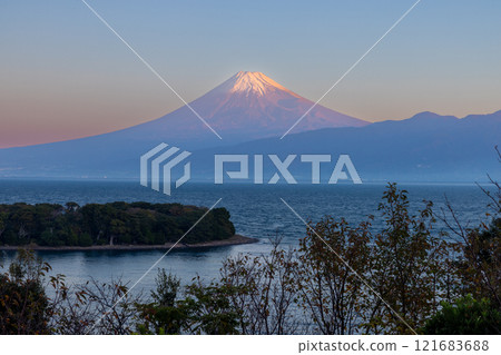 靜岡縣沼津市西浦繪裡 - 從沼津土肥線沿海的富士山觀景台，大瀨崎上空的黎明時分，富士山的白雪皚皚 121683688