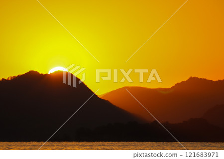 First sunrise over the Seto Inland Sea, photographed on January 1, 2025 121683971