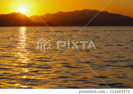 First sunrise over the Seto Inland Sea, photographed on January 1, 2025 First sunrise over the Seto Inland Sea, photographed on January 1, 2025 121683978
