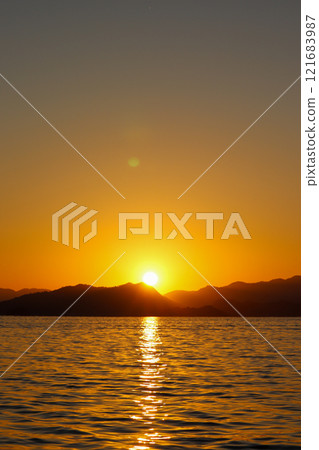 First sunrise over the Seto Inland Sea, photographed on January 1, 2025 First sunrise over the Seto Inland Sea, photographed on January 1, 2025 121683987