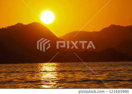 First sunrise over the Seto Inland Sea, photographed on January 1, 2025 First sunrise over the Seto Inland Sea, photographed on January 1, 2025 121683990