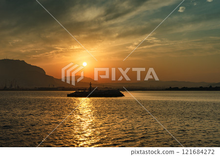Sunset and silhouette of an island on the Italian coast 121684272
