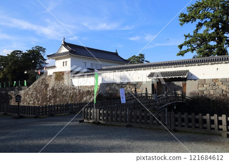 小田原城堡在蔚藍的天空中閃耀 121684612