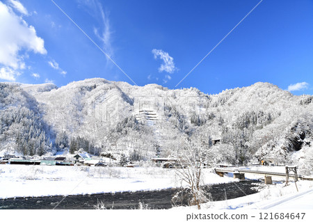 俯瞰中央橋/姬川地區的陽光小谷（長野縣小谷村） [2024.12] 121684647