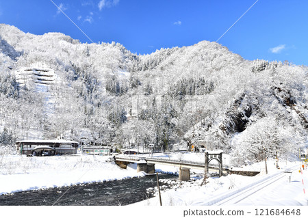 俯瞰中央橋/姬川地區的陽光小谷（長野縣小谷村） [2024.12] 121684648