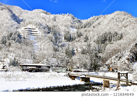 俯瞰中央橋/姬川地區的陽光小谷（長野縣小谷村） [2024.12] 121684649