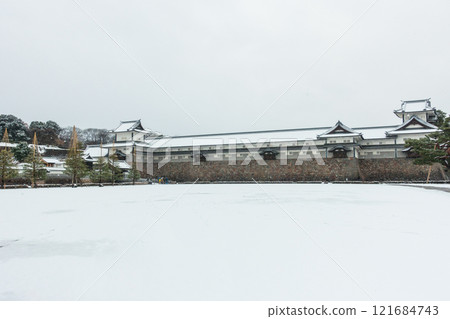 Snow-covered Kanazawa Castle (Kanazawa City - Ishikawa Prefecture) 121684743