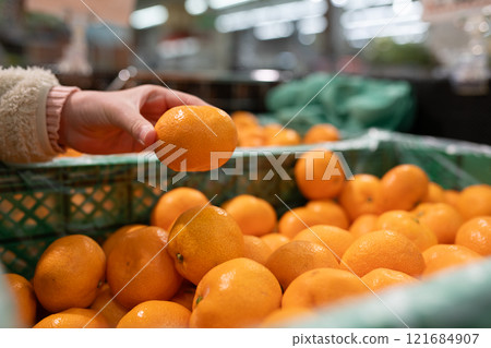 孩子的手摘橘子 121684907
