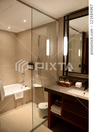 飯店浴室配有浴缸 121684967