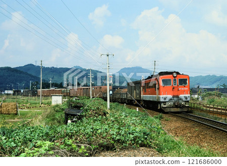 1976年 DF50牽引的貨運列車在山陰本線東松江站附近行駛 121686000