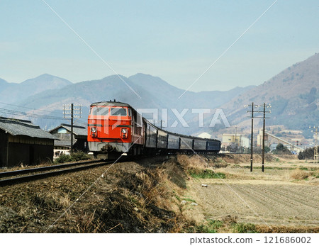 1977 年，由 DD54 牽引的貨運列車在萬丹線 Teramae 站附近行駛 121686002