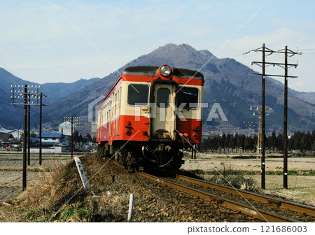 1977 年:柴油列車在 Bantan 線 Teramae 站附近運行 1977 年:柴油列車在 Bantan 線 Teramae 站附近運行 121686003