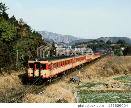 1977: A diesel railcar running near Togano Station on the Dosan Line 1977: A diesel railcar running near Togano Station on the Dosan Line 121686004