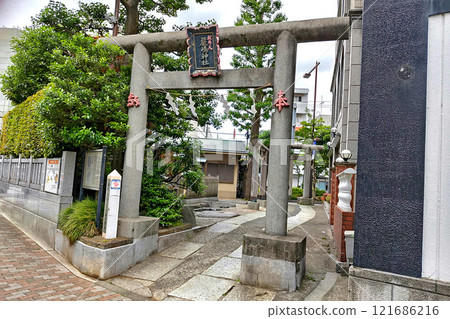 嚴島神社鳥居（熔弁天）[東京都新宿區] 121686216