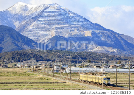 山義鐵道801系列車在白雪覆蓋的藤原嶽山麓行駛 山義鐵道801系列車在白雪覆蓋的藤原嶽山麓行駛 121686310