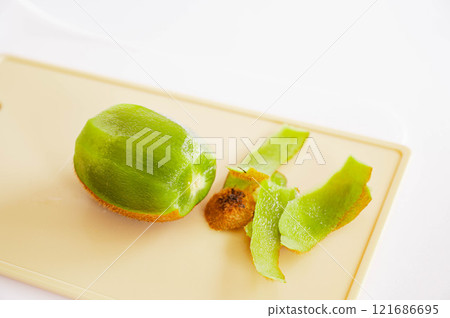 Peel kiwi fruit Peel kiwi fruit 121686695