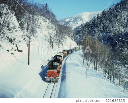 1976: DD51 double-engined freight train near Oku-Shirataki Station on the Sekihoku Main Line 121686815