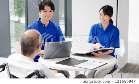 照顧者向老人解釋 121686947